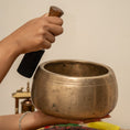 Load image into Gallery viewer, Mani Singing Bowl ( F5 | 675 Hz)
