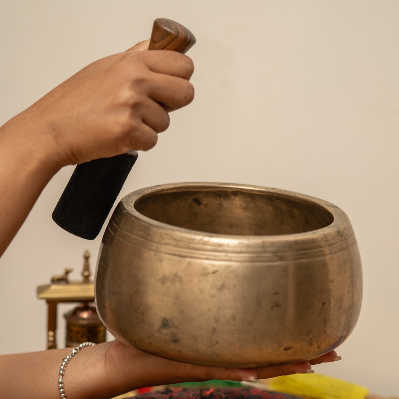 Mani Singing Bowl ( F5 | 675 Hz)