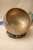 Load image into Gallery viewer, Kopre Singing Bowl for Crown and Heart Eye Chakra
