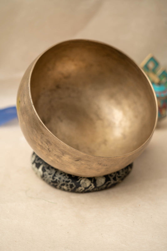 Kopre Singing Bowl for Crown and Heart Eye Chakra