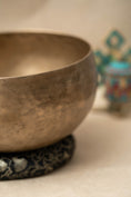 Load image into Gallery viewer, Kopre Singing Bowl for Crown and Heart Eye Chakra
