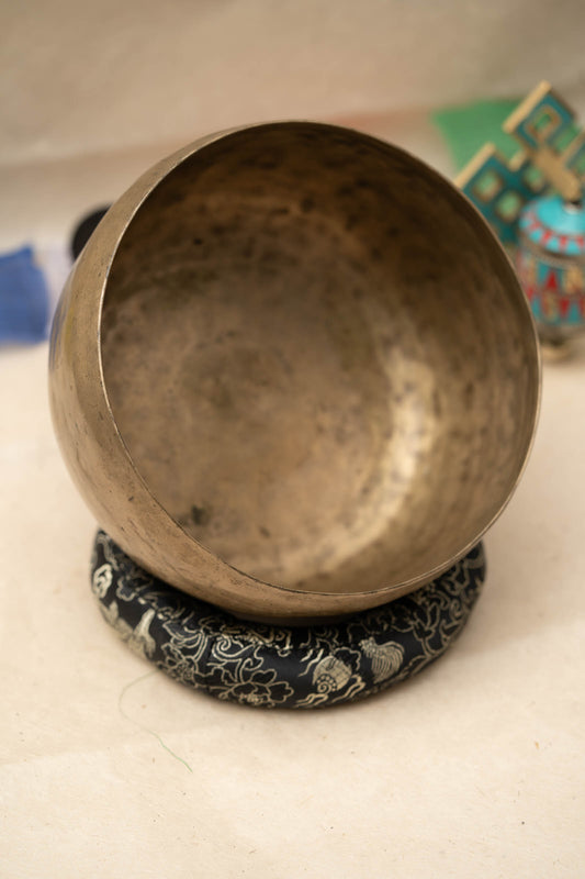 Thadobati Singing Bowl for Solar Plexus and Crown Chakra - Antique Bowl